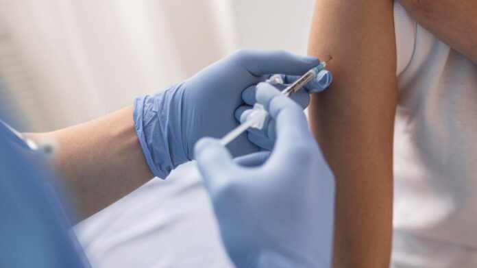 Profesional sanitario administrando una vacuna