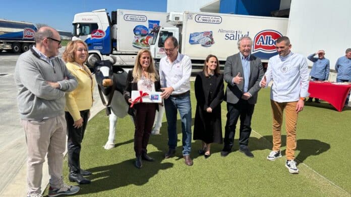 Rocío Albert en su visita a la empresa láctea Albe en Fuente el Saz de Jarama 2