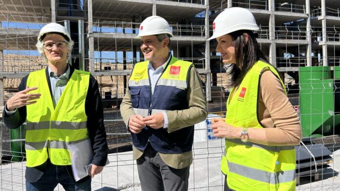 El consejero Jorge Rodrigo durante su visita en Majadahonda de las obras de construcción de viviendas para familias vulnerables 