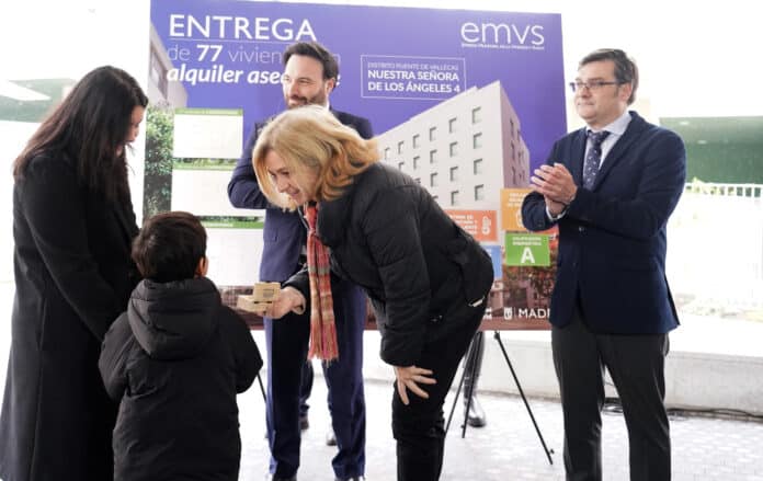 La vicealcaldesa, Inma Sanz, acompañada del delegado de Políticas de Vivienda y presidente de la Empresa Municipal de la Vivienda y Suelo de Madrid (EMVS Madrid), Álvaro González, y del concejal del distrito, Ángel Niño, entr