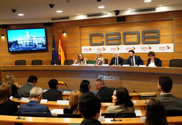 El delegado de Innovación y Emprendimiento, Ángel Niño, en un encuentro con empresas e inversores de Colombia en Madrid organizado por la Confederación Empresarial de Madrid-CEOE (CEIM).