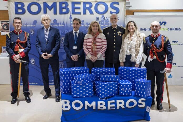 Foto grupal de Inma Sanz junto a la concejala del distrito de Chamartín, Yolanda Estrada, y el Cuerpo de Bomberos del Ayuntamiento de Madrid
