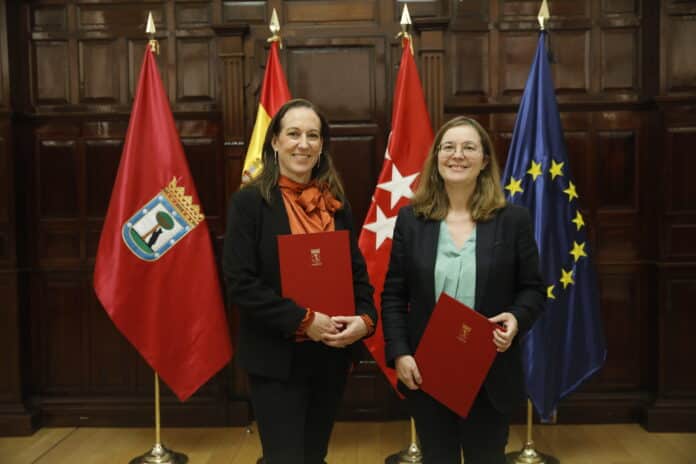 La coordinadora general de la Alcaldía, Inmaculada Sánchez-Cervera, y la decana del Colegio de Caminos, Canales y Puertos de Madrid, María Dolores Esteban, durante la firma del convenio de colaboración entre el Ayuntamiento y