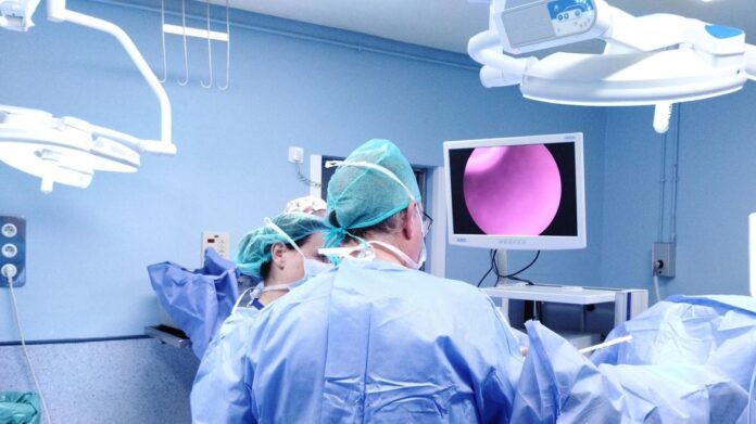Urólogos del Clínico San Carlos durante un procedimiento quirúrgico
