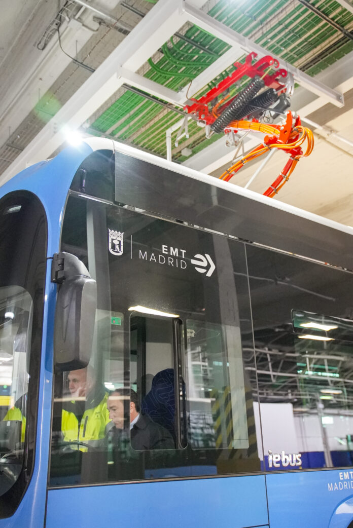 Carabante en bus EMT Madrid comprobando nueva carga inteligente