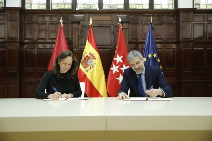 Firma del convenio entre el Ayuntamiento y el ICJCE