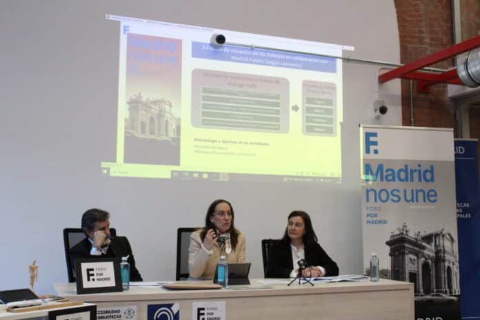 Inmaculada Sánchez-Cervera durante la presentación de los proyectos del Foro por Madrid en la biblioteca José Saramago.
