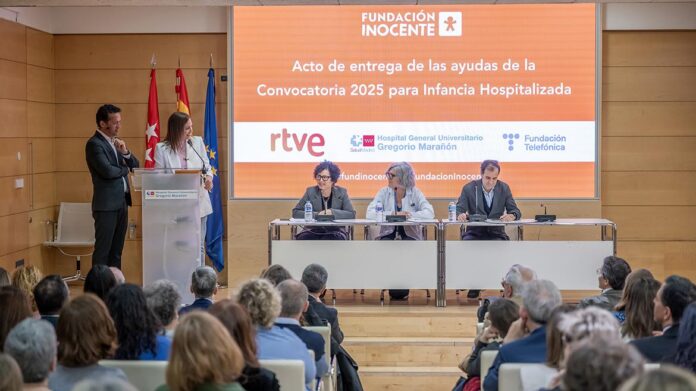 Seis personas sobre un escenario presentan un acto