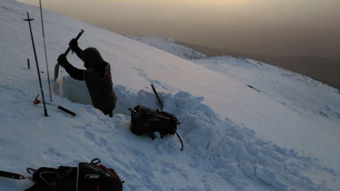 Agentes Forestales realizan sondeos en la nieve para prevenir aludes
