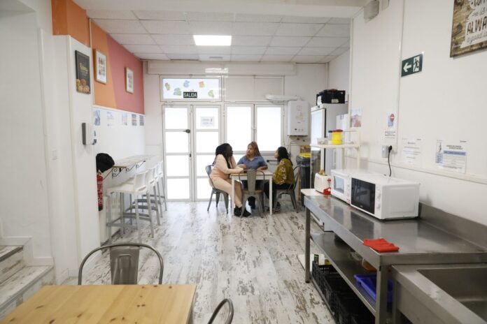 El programa de atención a mujeres sin hogar ‘No second night’ se prorroga tras lograr que el 80 % consiga autonomía