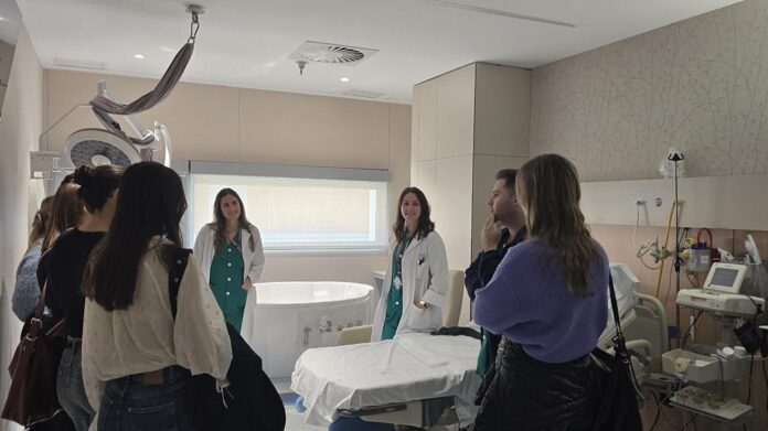 Especialistas de Obstetricia y Ginecología enseñan el paritorio a futuras residentes
