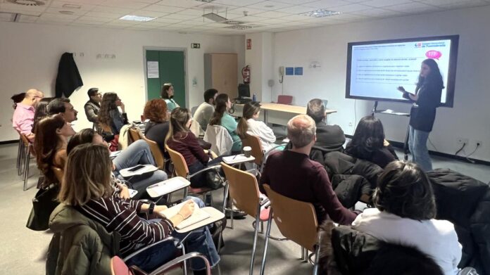 Personas asisten a un curso en un aula