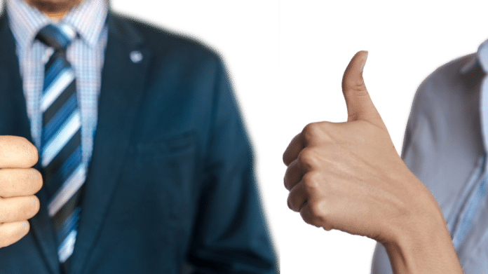 Imagen de dos personas aprobando con su mano