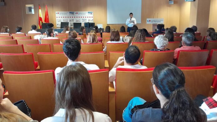 Grupo de residentes en el salón de actos