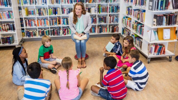 grupos de niños en una biblioteca
