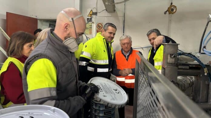 El consejero Jorge Rodrigo durante su visita a la empresa Faplisa