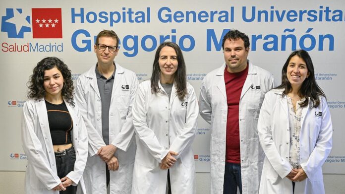 Los cinco integrantes del grupo de investigación posan de frente