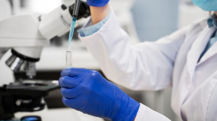 Investigadora trabajando en el laboratorio
