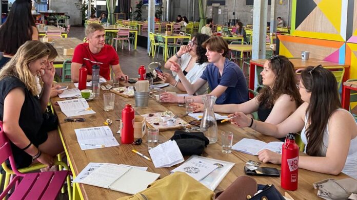 jóvenes en un campo de voluntariado