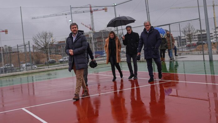 El consejero Miguel Ángel García Martín durante su visita en Navalcarnero a la Ciudad Deportiva Ángel Carrizo