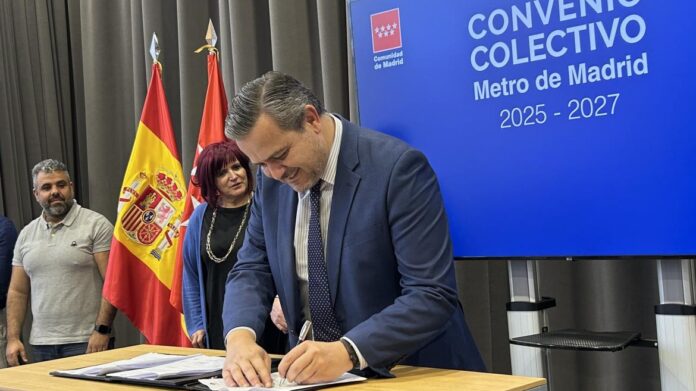 El consejero Jorge Rodrigo firma el nuevo convenio colectivo de los trabajadores de Metro de Madrid
