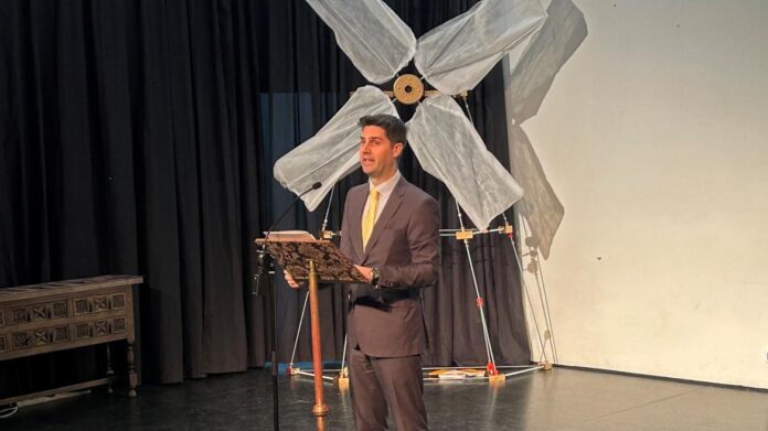El consejero Emilio Viciana durante una de las actividades que se realizan en los centros educativos por el aniversario del fallecimiento de Cervantes