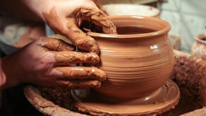 Manos realizando artesanía 