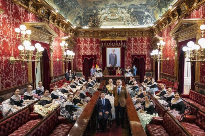 Fanjul recibe a la delegación de Elche para elegir la reina y las damas de honor de las fiestas