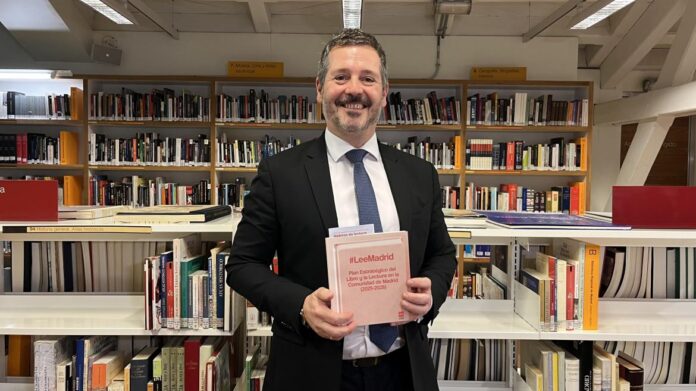 El consejero Mariano de Paco Serrano durante la presentación del Plan estratégico del Libro y la Lectura 2025-2028 
