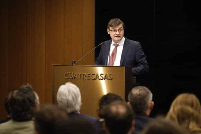 El delegado de Políticas de Vivienda y presidente de EMVS Madrid, Álvaro González, durante su intervención en el II Congreso sobre Industrialización organizado por CIARE-Cuatrecasas