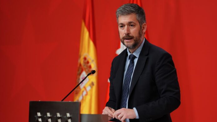 El portavoz Miguel Ángel García Martín atiende a los medios de comunicación