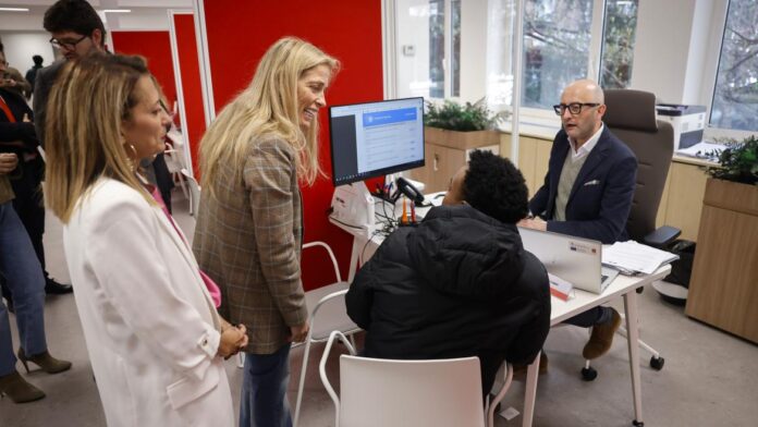 La consejera Rocío Albert durante su visita a la nueva Oficina de Empleo de Azca