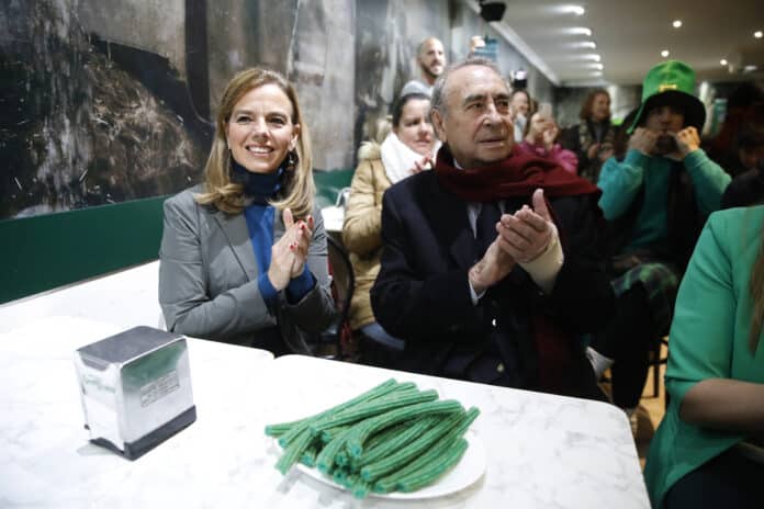 La concejala delegada de Turismo, Almudena Maíllo, durante la celebración del Día de San Patricio en la chocolatería San Ginés, dentro de la programación de la III Semana de Irlanda en Madrid