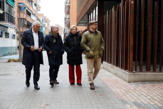 Visita de la delegada de Obras y Equipamientos, Paloma García Romero, el delegado de Políticas Sociales, Familia e Igualdad, José Fernández, y el concejal de Carabanchel, Carlos Izquierdo, al entorno del Centro de Mayores y d