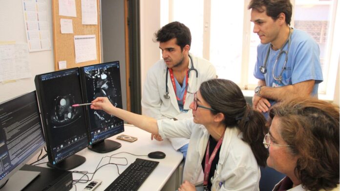 Los médicos residentes del Clínico San Carlos potencian su formación con el estudio de casos reales en Urgencias