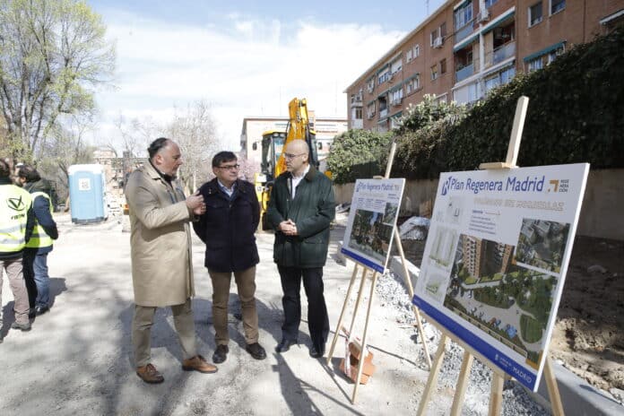 Visita del delegado de Políticas de Vivienda y presidente de la Empresa Municipal de la Vivienda y Suelo (EMVS Madrid), Álvaro González, acompañado del concejal de Moratalaz, Nacho Pezuela, a las obras de regeneración urbana 
