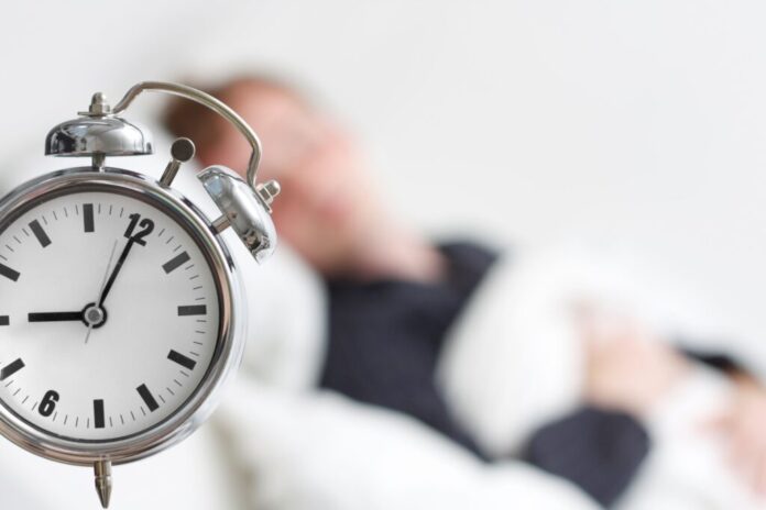 El neurofisiólogo de Policlínica Gipuzkoa, Segundo Ramírez, recomienda desconectar del trabajo horas antes de ir a dormir y 20 minutos de siesta para mantener el tono vital