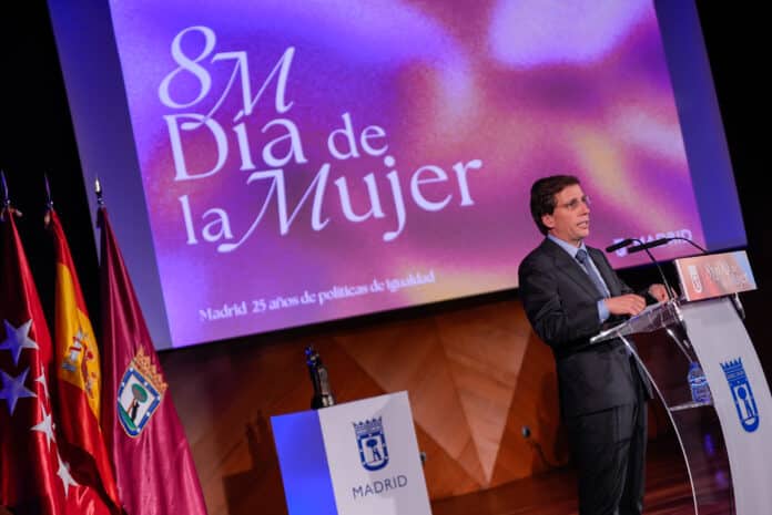 Almeida durante su intervención en el acto de los XX Premios Clara Campoamor, por el conmemora el Día Internacional de la Mujer 