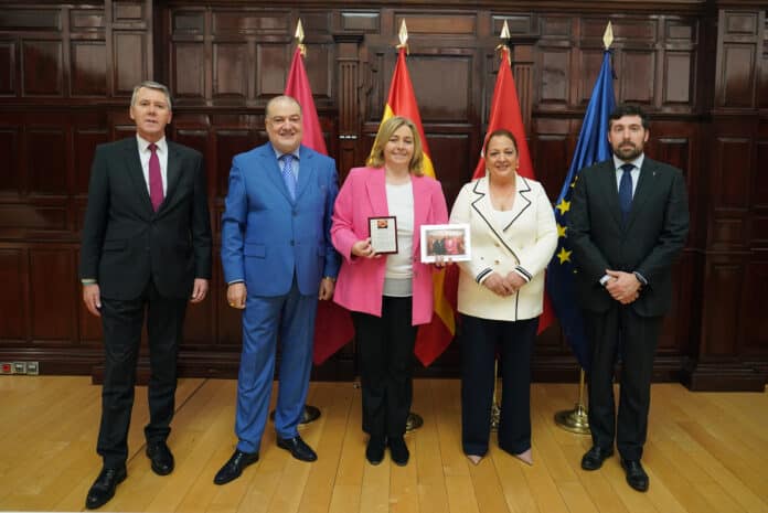 La vicealcaldesa, Inma Sanz, recibe una placa de reconocimiento por parte de la Casa Gitana