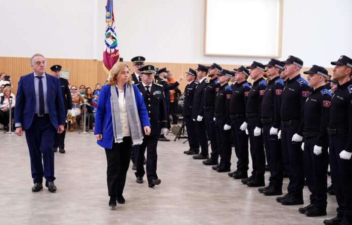 Sanz en la entrega de despachos de la primera promoción interna de Agentes de Movilidad que acceden a Policía Municipal