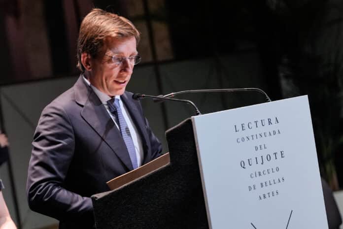 El alcalde de Madrid durante la lectura de El Quijote