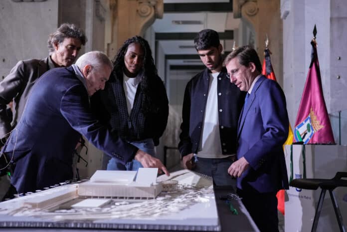 El alcalde de Madrid, José Luis Martínez-Almeida, junto al arquitecto Dominique Perrault; el presidente del Mutua Madrid Open, Gerard Tsobanian; y los tenistas Carlos Alcaraz y Coco Gauff durante la presentación de la ampliac