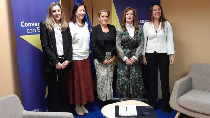 La gerente de Atención Primaria, la responsable del Parlamento europeo y técnicas de la gerencia posan tras la firma