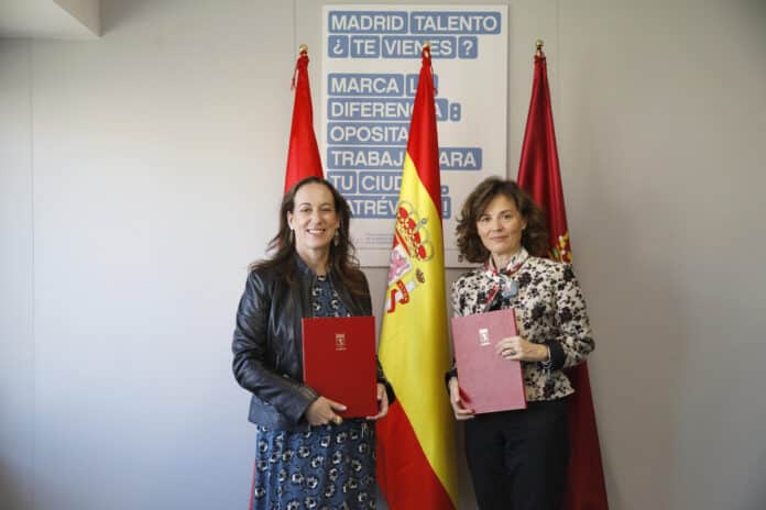 La coordinadora general de la Alcaldía, Inmaculada Sánchez-Cervera, y la presidenta del Instituto Español de Mediación Deportiva y Pacificación (IEMEDEP), Marisa Santana, durante la firma del convenio de colaboración entre el