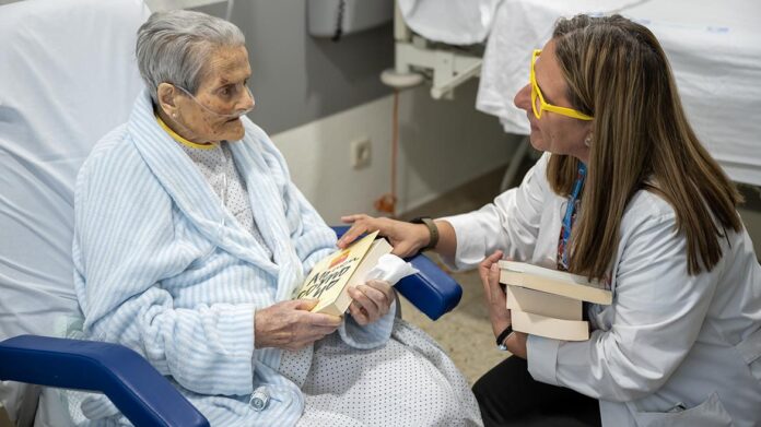 Profesionales del Hospital Gregorio Marañón entregan libros a los pacientes de Geriatría