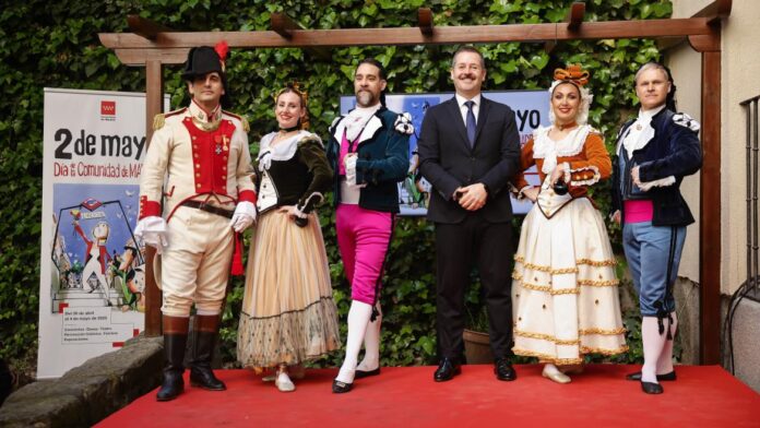 El consejero Mariano de Paco Serrano durante la presentación de las Fiestas del 2 de Mayo