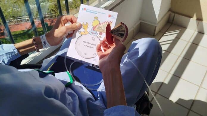 Paciente recibiendo fragmento de lectura en el Día del Libro