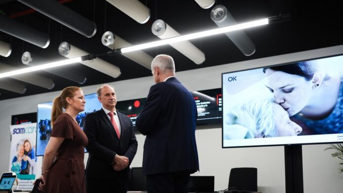 Los consejeros Miguel López-Valverde y Ana Dávila en la jornada Innovación digital en el ámbito de los cuidados