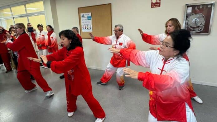 grupo de Taichi en el día de la prevención del riesgo cardiovascular