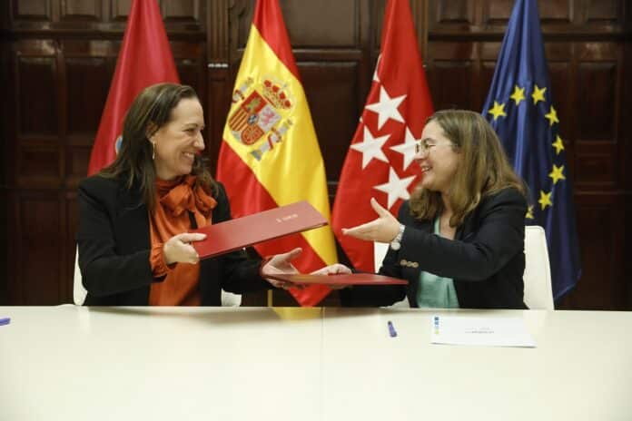 La coordinadora general de la Alcaldía, Inmaculada Sánchez-Cervera, y la decana del Colegio de Caminos, Canales y Puertos de Madrid, María Dolores Esteban, durante la firma del convenio de colaboración